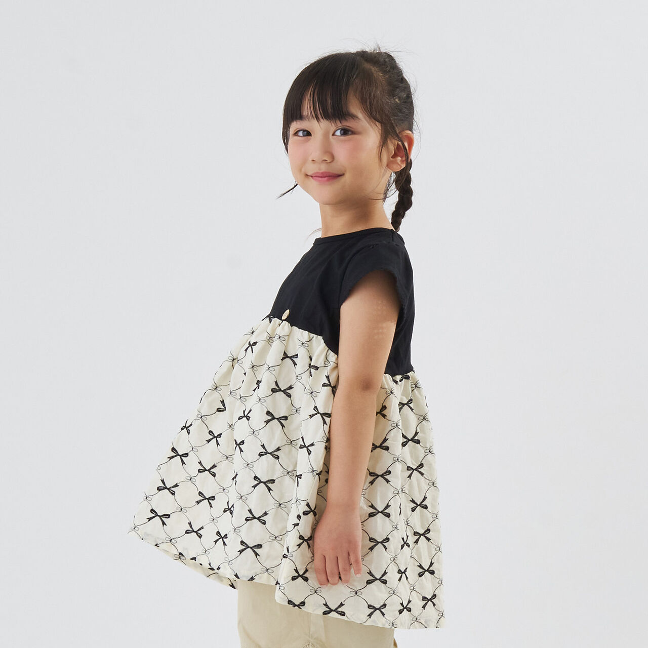 緞帶刺繡拼接上衣,黑色, large image number 0
