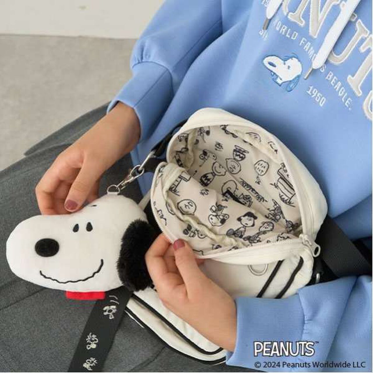 [PEANUTS] Mini Shoulder Bag with Mascot Card Holder,Black, large image number 6