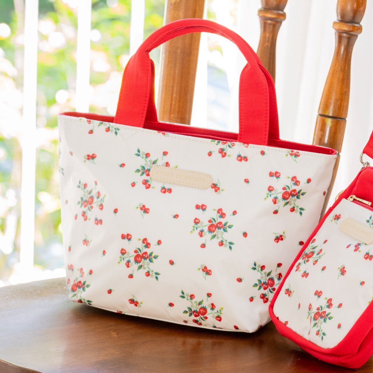 Wild Strawberry Lunch Tote Bag,Pearl white, large image number 0