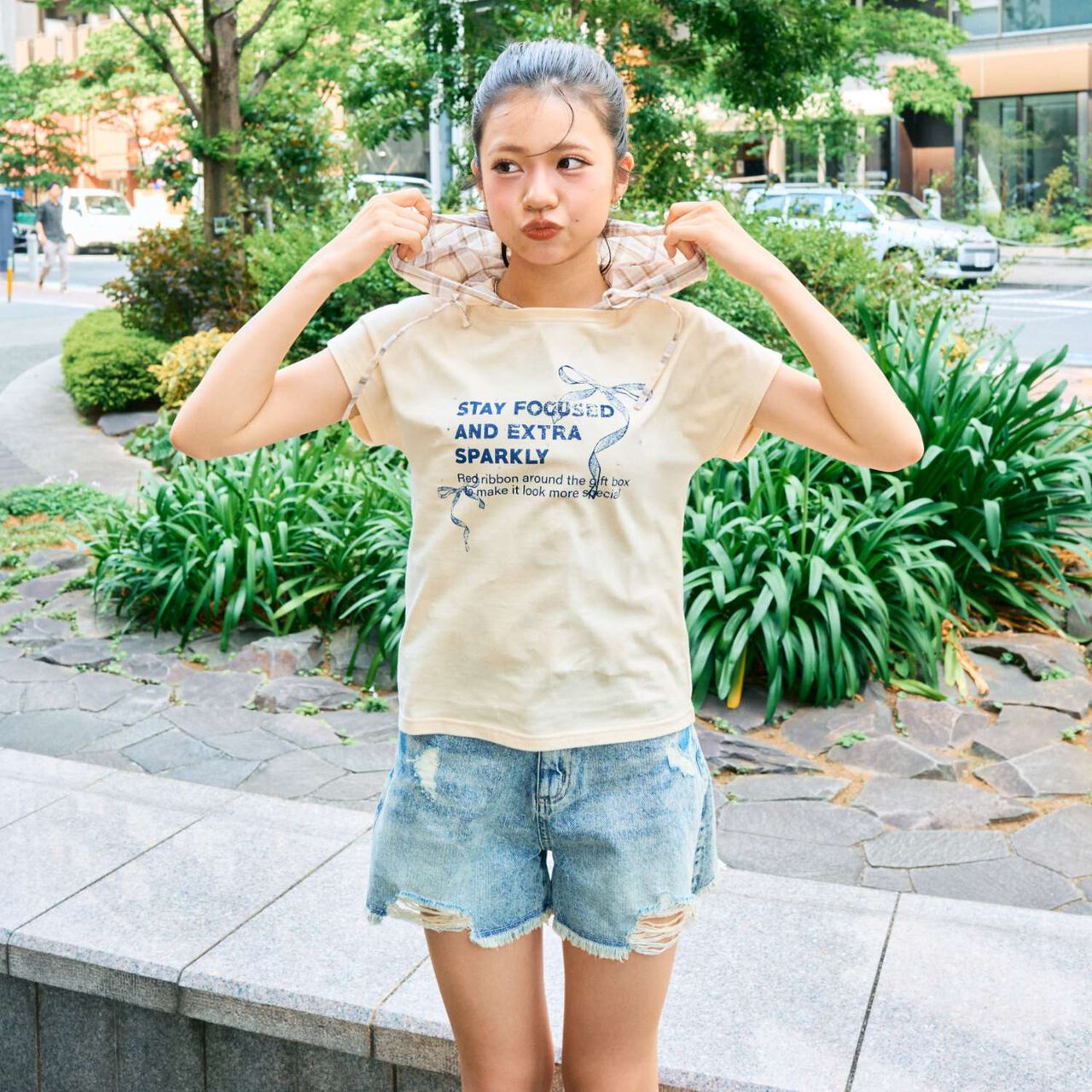 [LTXC/Cotton 100%] Ribbon Illustration Cropped Short-Sleeve T-Shirt in Black,Cream, large image number 1