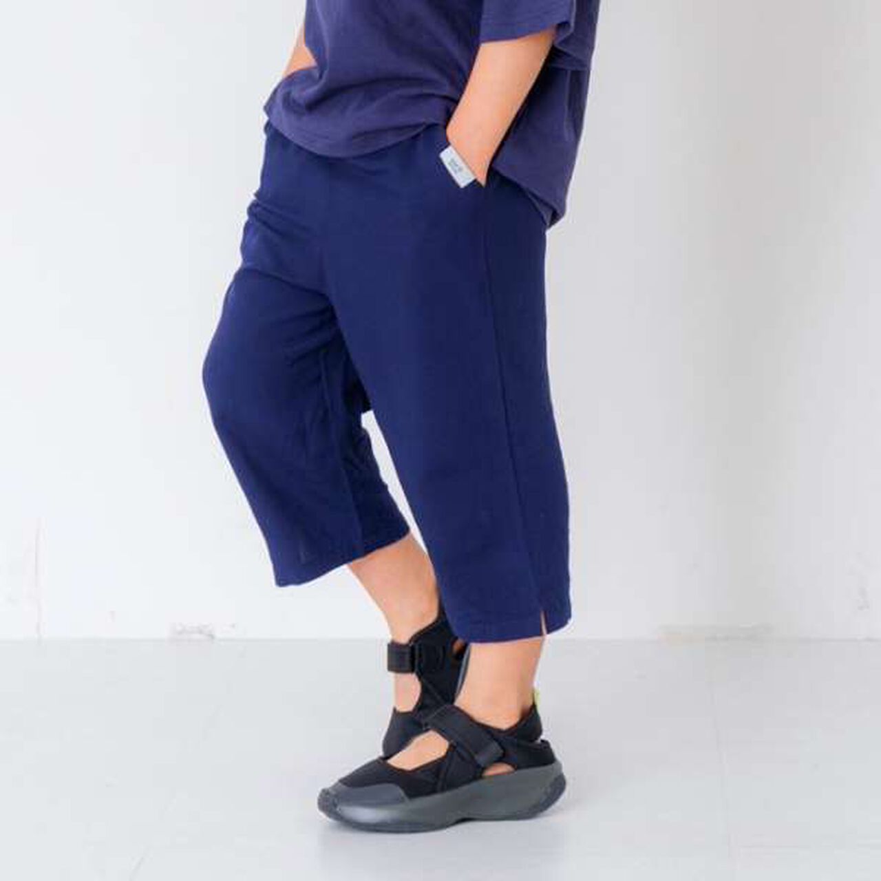[Cool Touch] Relaxed One-Mile 7/8 Pants,Charcoal gray, large image number 21
