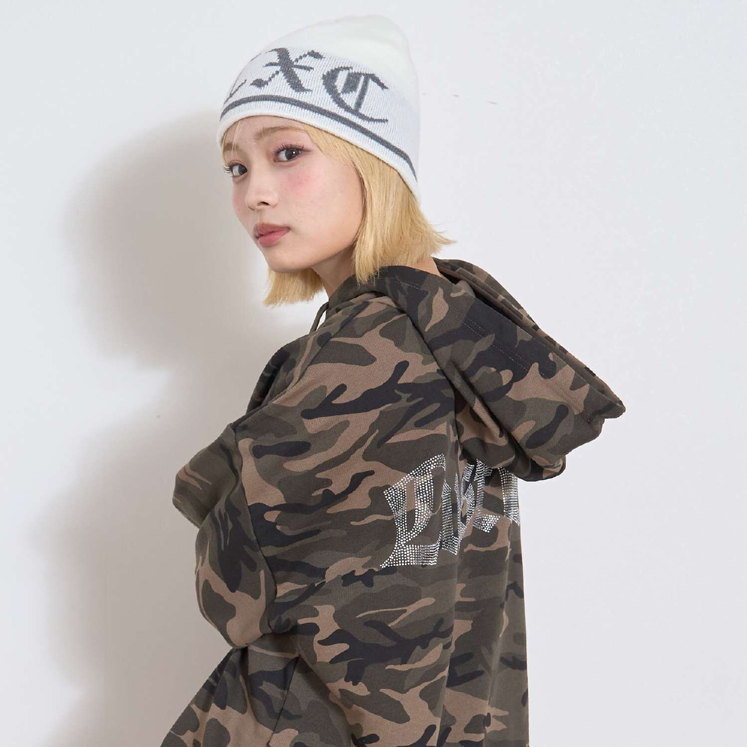 LTXC] Back Rhinestone Loose Pullover Parka | Narumiya Official