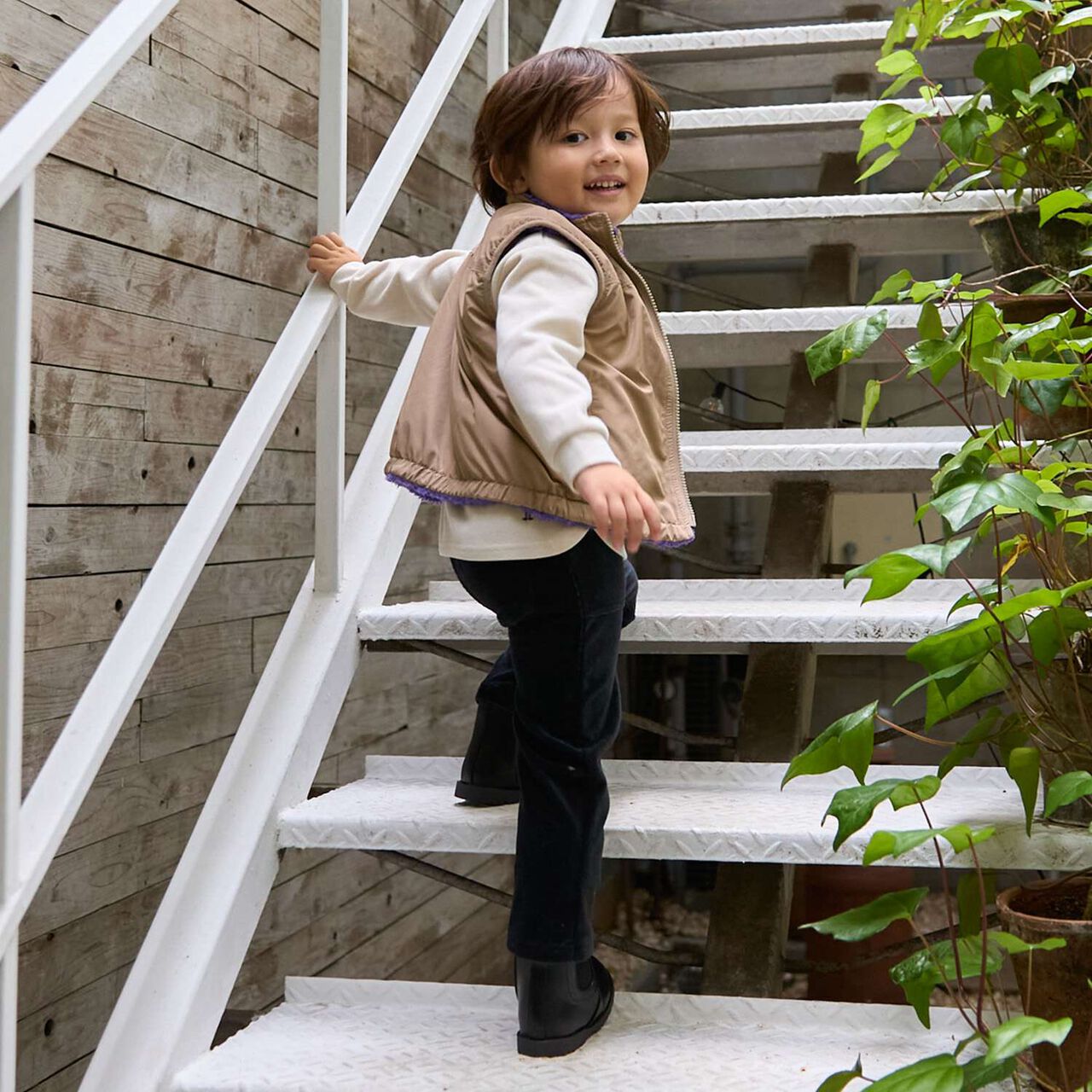 Plain Boa Reversible Vest,Light beige, large image number 2