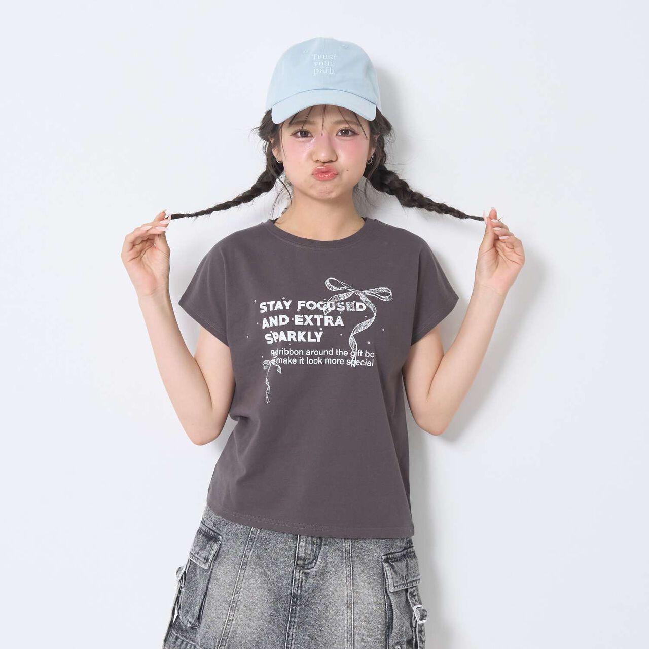 [LTXC/Cotton 100%] Ribbon Illustration Cropped Short-Sleeve T-Shirt in Black,Cream, large image number 6